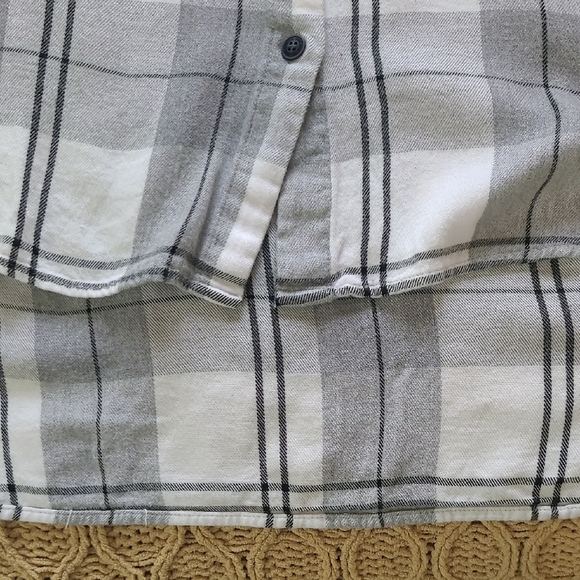 Frye & Co. Black, White, and Grey Flannel Button Down - Size XL - Picture 6 of 10
